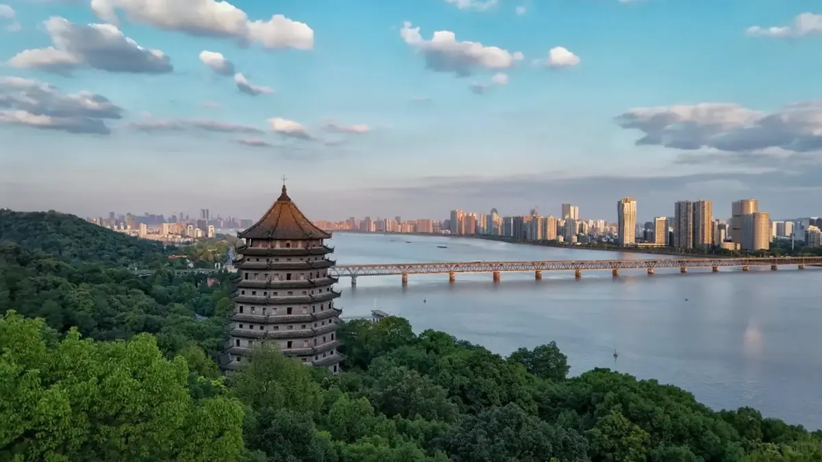 Six Harmonies Pagoda overlooking Qiantang River